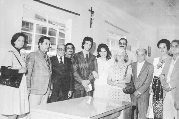 Recebo do amigo Antônio Carlos Garcia, o Carlão, que foi nosso colega de jornal, esta foto de seu casamento civil, em 29 de julho de 1975, o primeiro casamento realizado no cartório do saudoso Cecim Miguel, na avenida Major Nicácio. Em pé, da esquerda par